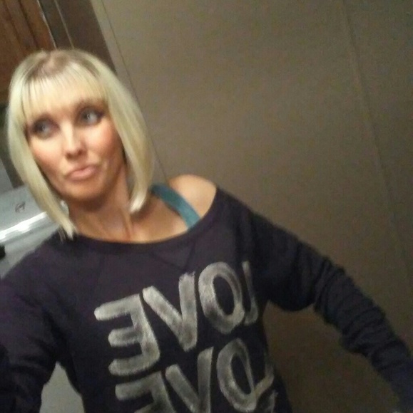 Meet your Posher, Amanda - Picture 2 of 2